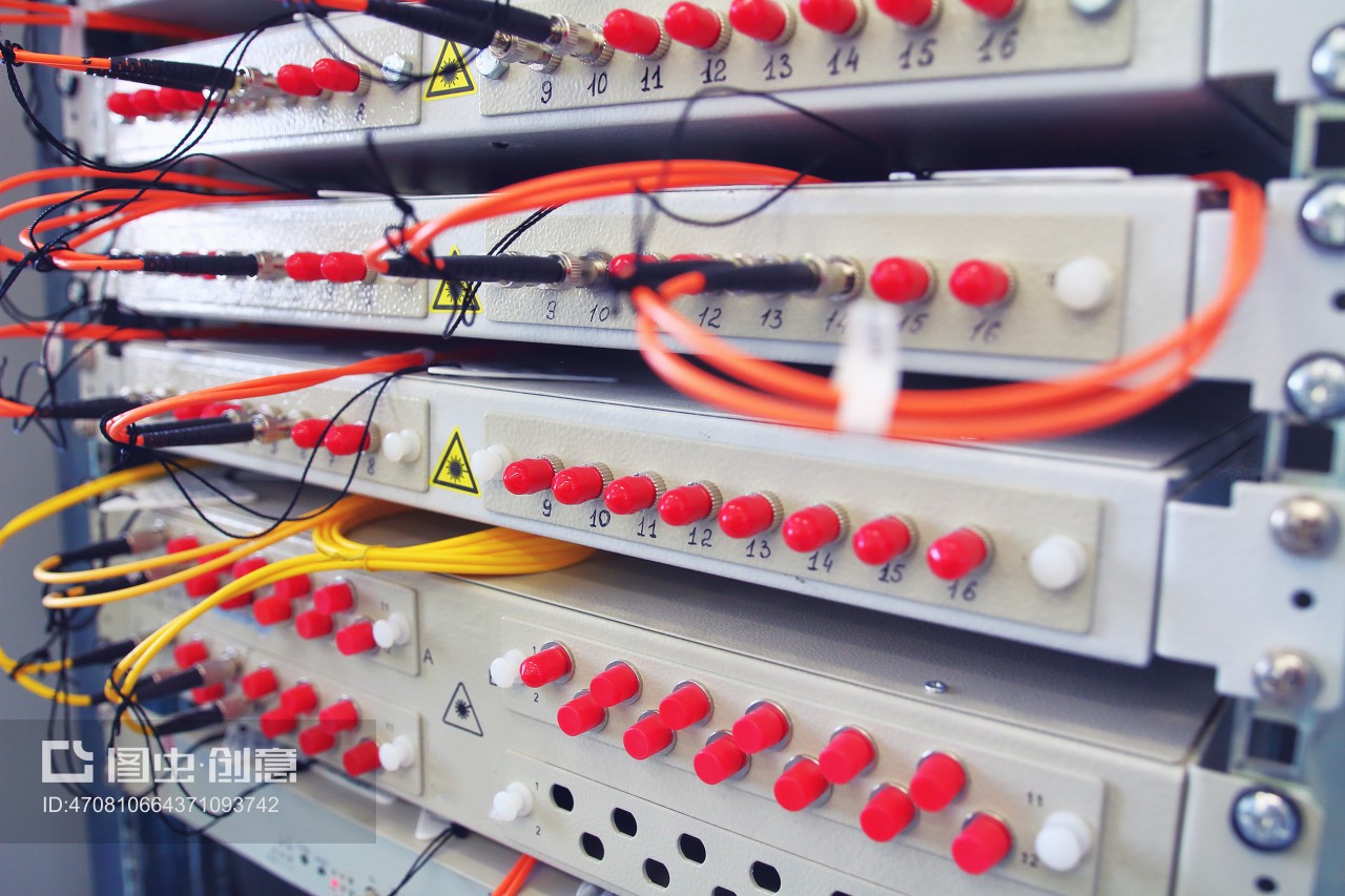 服务器机房光纤光缆交换机Fiber optical switch with connected FC cables in server room